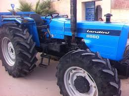 مؤسسة فلاحية / جرار فلاحي